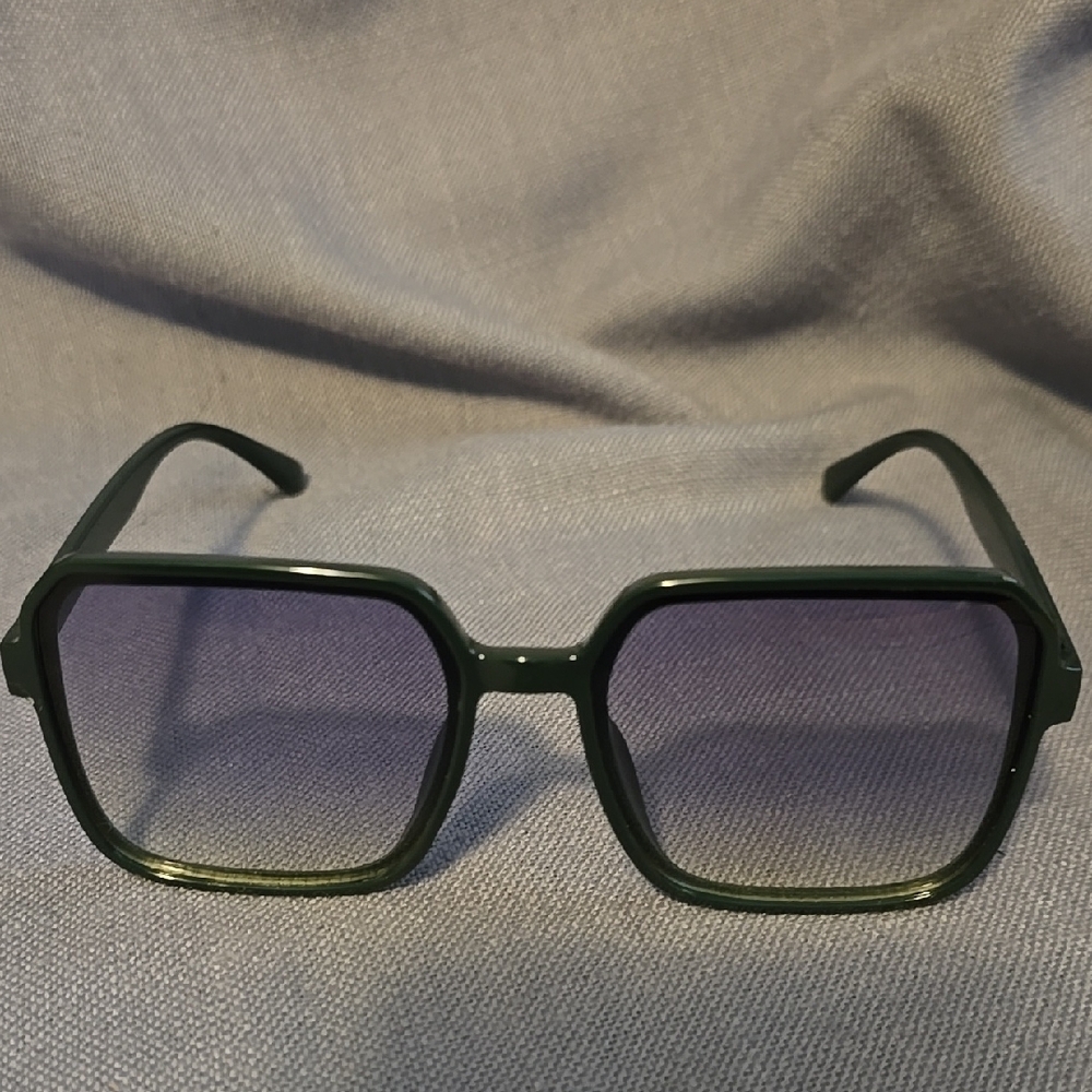 Chic Green Square Sunglasses
